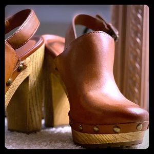 Tan clogs